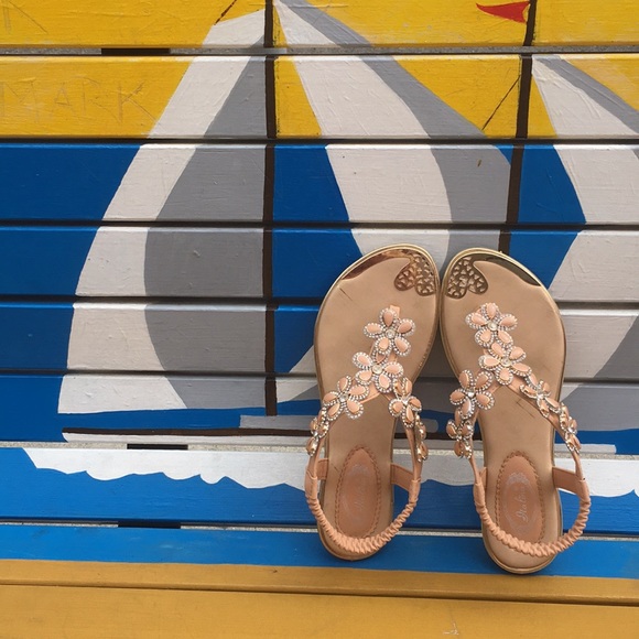 1 left Italina Floral Rhinestone Sandal Sz 6.5 - Picture 2 of 7